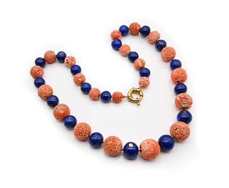 Collana in corallo e lapis Il lotto contiene materiali organici che...