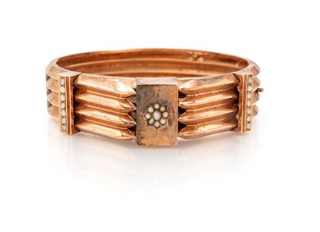 Bracciale rigido antico in oro a basso titolo e perle Oro basso titolo. Peso...
