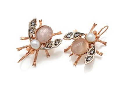 Coppia di orecchini a mosca in oro, argento, perla, quarzo rosa e diamanti...