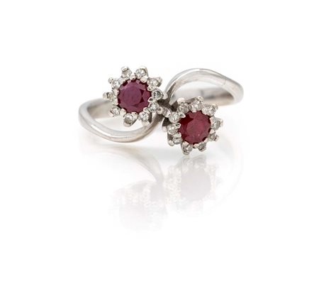 Anello contrarié in oro, brillanti e rubini Oro bianco 750/000. Peso...