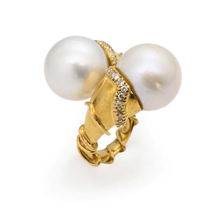 Anello contrarié in oro, perle e brillanti Oro giallo 750/000. Perle dei mari...