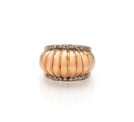 Anello a cupola in oro e brillanti Oro rosa 750/000. Peso complessivo gr....