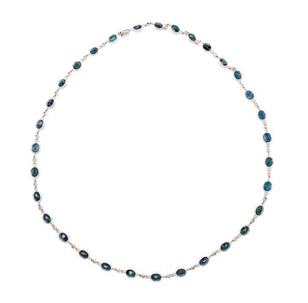 Lunga collana in oro, zaffiri e brillanti Oro bianco 750/000. Zaffiri in...