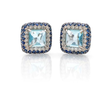 Coppia di orecchini in oro, acquamarine, brillanti e zaffiri Oro bianco...
