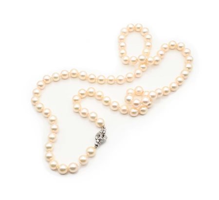 Lunga collana di perle con chiusura in oro e brillanti Oro bianco 750/000....