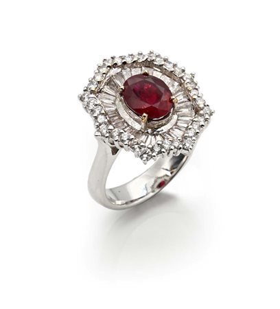Anello in oro, rubino centrale e diamanti Oro bianco 750/000. Rubino in...