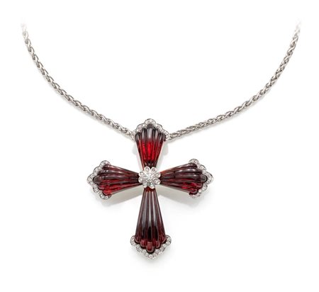 Collana con pendente a croce in oro, brillanti e pietre rosse Oro bianco...