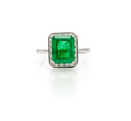 Anello in oro, pietra verde e incolori Oro bianco 750/000. Peso complessivo...