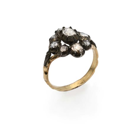 Anello antico in oro, argento e diamanti Oro giallo 750/000 e argento. Peso...