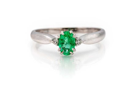 Anello in oro smeraldo e 2 diamanti Oro bianco 750/000. Peso complessivo gr....