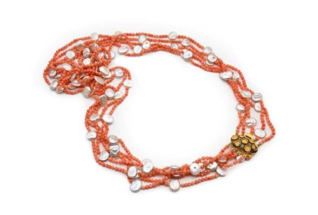 Collana a 5 fili in perle e corallo Il lotto contiene materiali organici che...