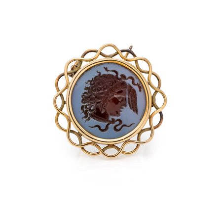 Spilla pendente in oro e cammeo centrale ad intaglio Oro giallo 750/000. Peso...