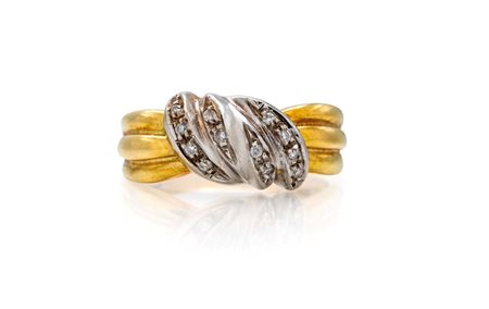 Anello in oro e brillanti Oro giallo e bianco 750/000. Peso complessivo gr....