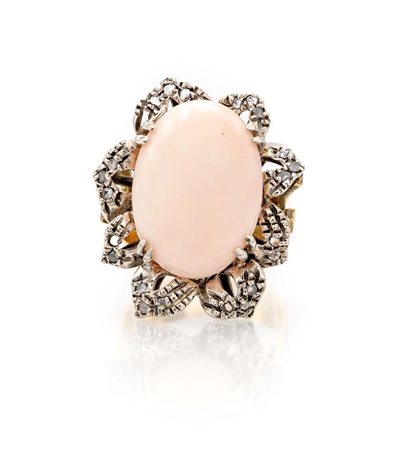 Anello in oro, argento, corallo e diamanti Oro giallo 750/000 e argento. Peso...