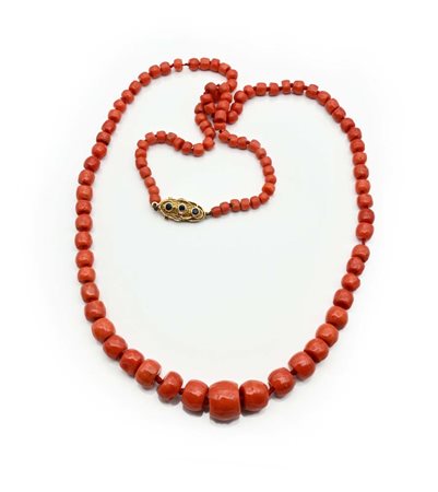 Collana in corallo ed oro Oro giallo 750/000. Peso complessivo gr. 54,90. Il...