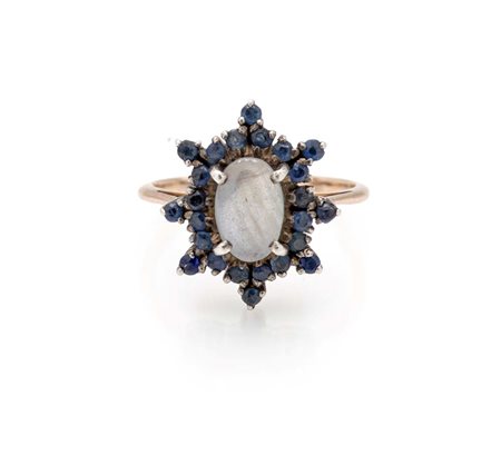 Anello antico in oro, pietra luna e zaffiri Oro giallo a basso titolo. Peso...