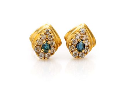 Coppia di orecchini in oro, zaffiri e diamanti Oro giallo 750/000. Peso...