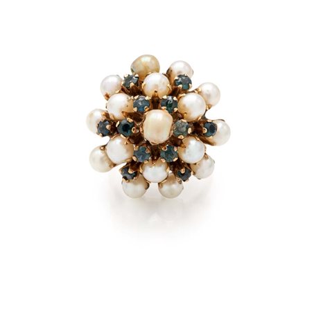 Anello a fiore in oro, perle e zaffiri Oro giallo 750/000. Peso complessivo...