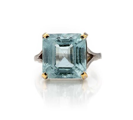 Anello in oro e pietra azzurra Oro bianco 750/000. Peso complessivo gr. 6,10....