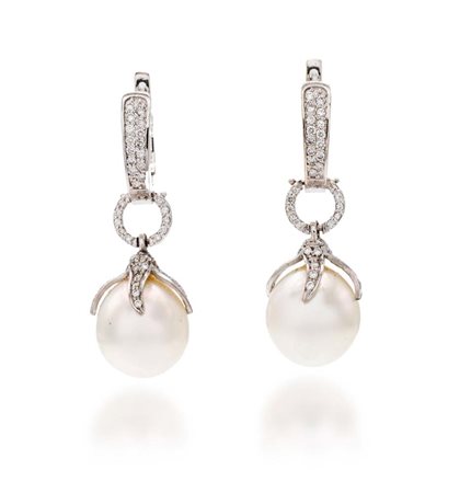 Coppia di orecchini pendenti in oro, perle e brillanti Oro bianco 750/000....