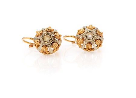 Coppia di orecchini in oro e diamanti Oro giallo 750/000. Peso complessivo...