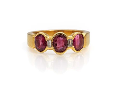 Anello a fascia in oro e rubini Oro giallo 750/000. Peso complessivo gr. 5,30...