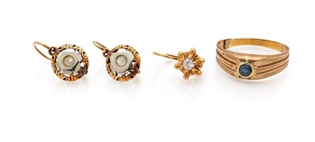 Lotto di anello, coppia di orecchini ed orecchino singolo in oro Oro giallo...