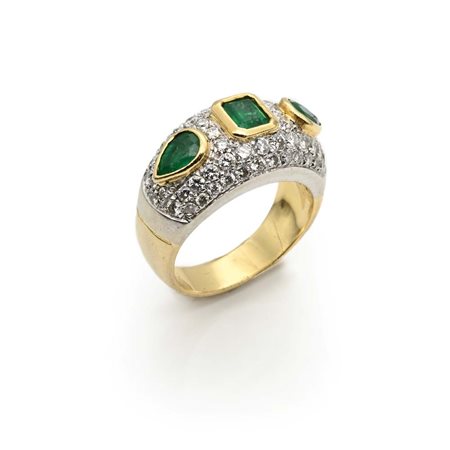 Anello in oro, smeraldi e brillanti Oro giallo e bianco 750/000. Diamanti in...