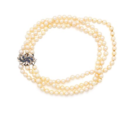 Collana in perle, chiusura in oro e zaffiri Oro bianco 750/000. Lunghezza cm 40