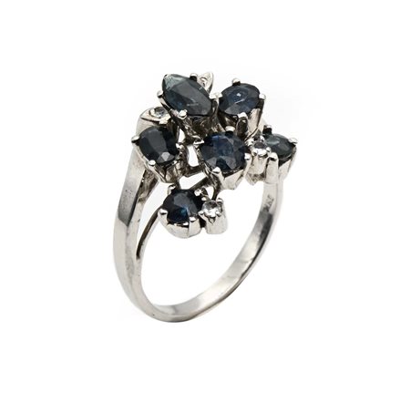 Anello a fiore in oro, zaffiri e pietre incolore Oro bianco a basso titolo....