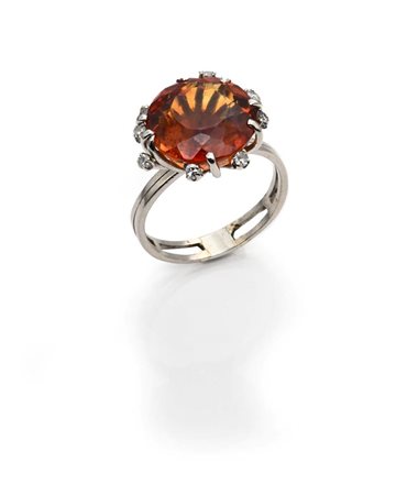 Anello in oro, topazio e brillanti Oro bianco 750/000. Peso complessivo gr. 7