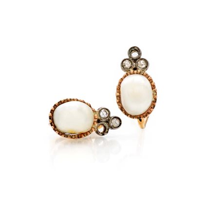 Coppia di orecchini in oro, argento, perle e diamanti Oro a basso titolo e...