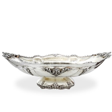 Grande ciatta centrotavola in argento 800 decorata con motivi vegetali e di frutti