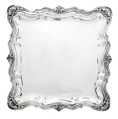 Vassoio quadrato in argento 800 con bordo smerlato e decorato
