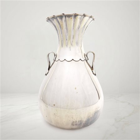 Vaso in argento 800 con prese laterali