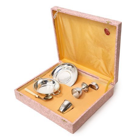 Set da bambino, composto da: piatto fondo e piano, portauovo, portatovagliolo, bicchierino e cucchiaio.