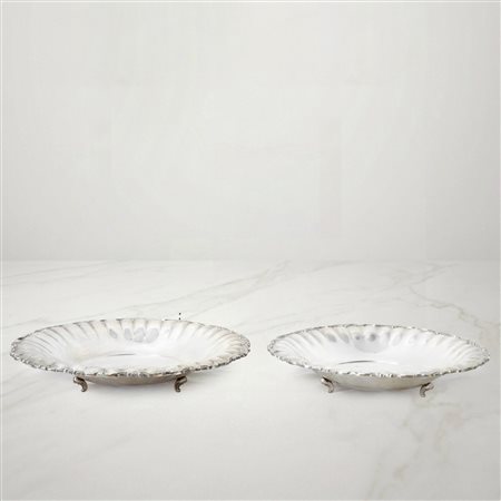 Coppia di piatti alzate in argento 800 con bordi decorati a volute