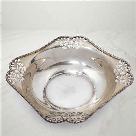 Fornari  Argentieri Roma - Piccola ciotola centrotavola quadrata in argento 800 con angoli traforati e bordo con motivo 