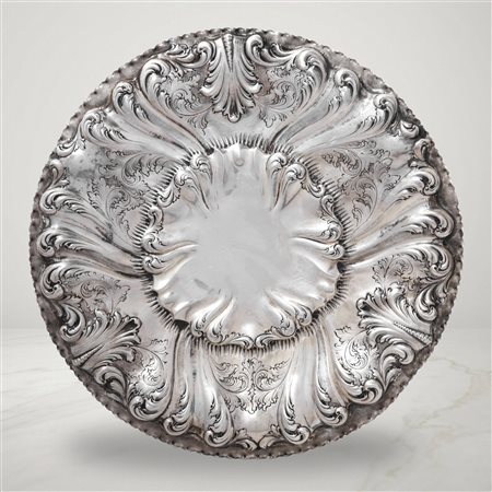 Piatto centrotavola in argento 800 con decorazioni a motivi vegetali sbalzate e cesellate