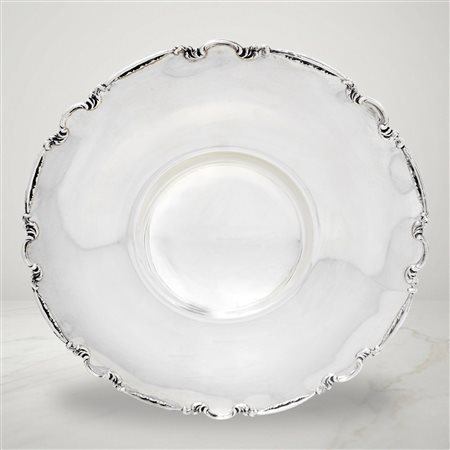 Piatto centrotavola in argento 800 con bordo decorato a volute