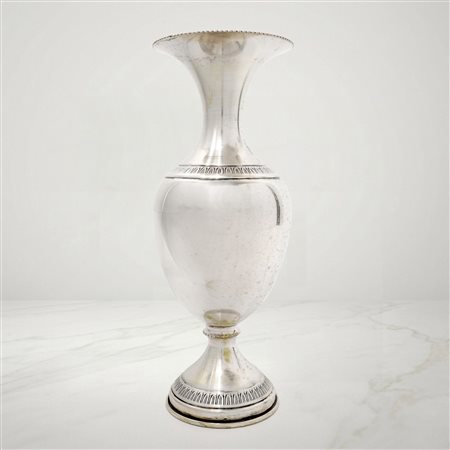 Vaso in argento 800 con motivi decorativi di foglie lanceolate