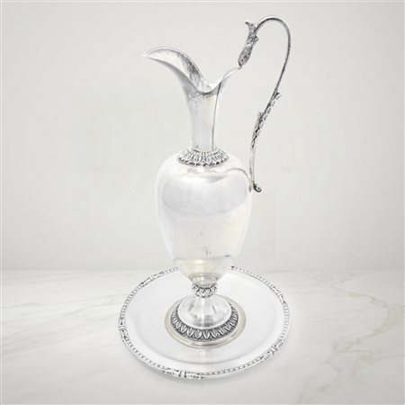 Anfora in argento con piattino decorati con foglie lanceolate