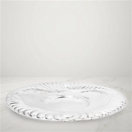 Vassoio ovale in argento 800 con decorazione a baccellature