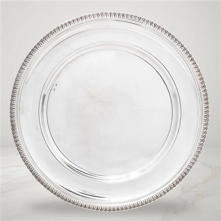 Piatto in argento 800 con bordo decorato a foglie lanceolate