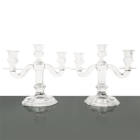 Baccarat France - Coppia di candelabri a tre luci in cristallo manifattura Baccarat modello Regence. Presenza di sbeccat