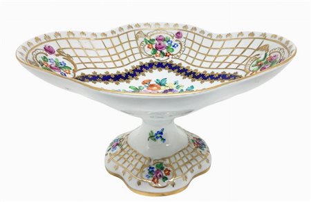 Alzata in porcellana Dresden con decori floreali, Dated 1764 on the bottom. 