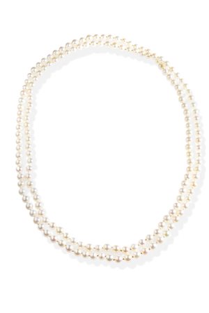 LUNGA COLLANA composta da un filo di perle giapponesi dal diam. di mm 7,5-8,0...