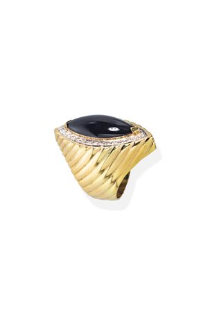 ANELLO in oro giallo 14 Kt, sommità a losanga, al centro onice cabochon...