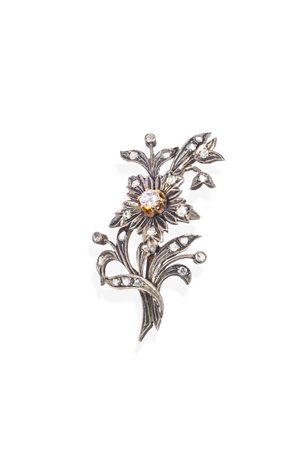 SPILLA in oro a bassa caratura ed argento, XIX secolo, a forma di fiore con...