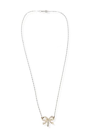 CATENA CON CIONDOLO in oro bianco a forma di fiocco, anni '20, con diamanti...